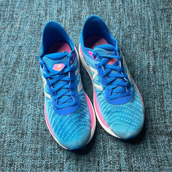 New Balance Fresh Foam 860v11 Running Shoes in Vibrant Sky Blue and Pink - Picture 2 of 9